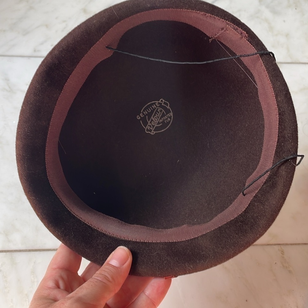 Velour brown women’s hat with copper-ish ribbon, looks vintage, okay condition - Picture 3 of 4